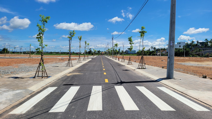 Hạ tầng giao thông hiện đại với cây xanh, điện chiếu sáng đang dần thay đổi và nâng cao chất lượng sống của người dân