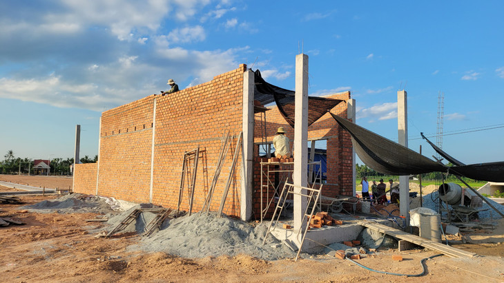 Những ngôi nhà đầu tiên đang dần được xây cao tại khu tái định cư