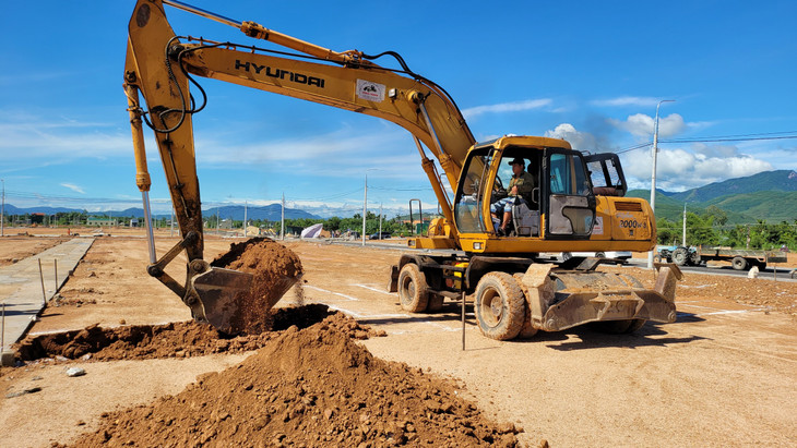 Các hộ dân nhận đất tiến hành đào móng, làm nhà