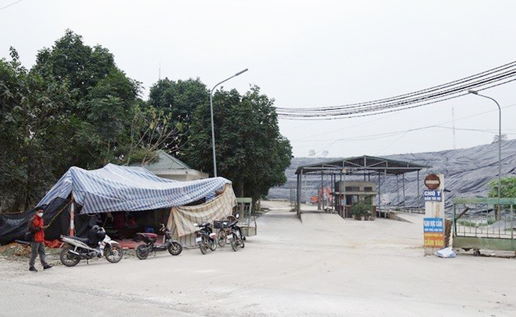 Người dân địa phương dựng lều bạt ngay cổng ra vào Khu xử lý chất thải Xuân Sơn để bày tỏ thái độ không đồng tình với phương án bồi thường, hỗ trợ