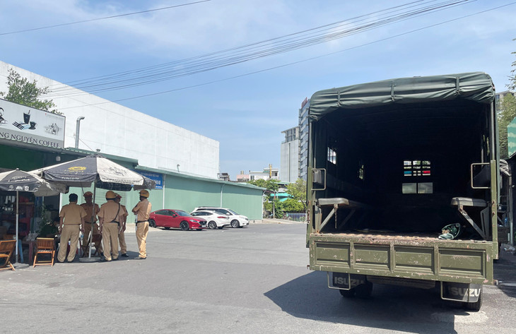 Cảnh sát phong toả bên ngoài trung tâm đăng kiểm 50-05V Cảnh sát phong toả bên ngoài trung tâm đăng kiểm 50-05V