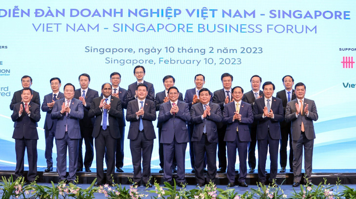 Thủ tướng chụp ảnh chung với các đại biểu dự diễn đàn. Thủ tướng chụp ảnh chung với các đại biểu dự diễn đàn.