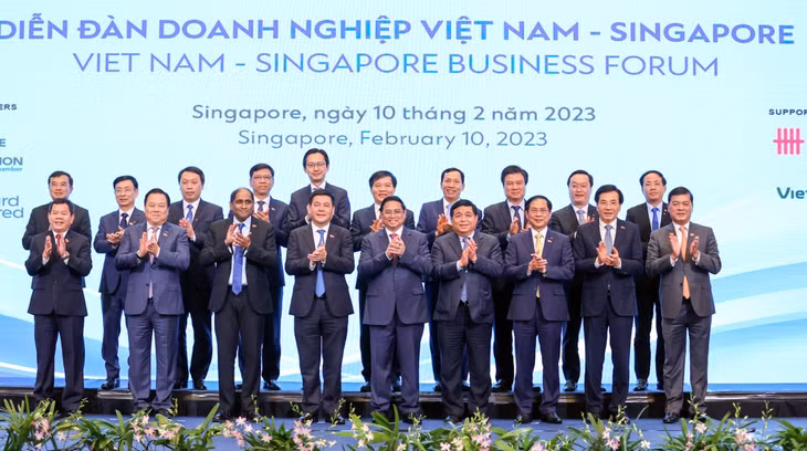 Thủ tướng chụp ảnh chung với các đại biểu dự diễn đàn.