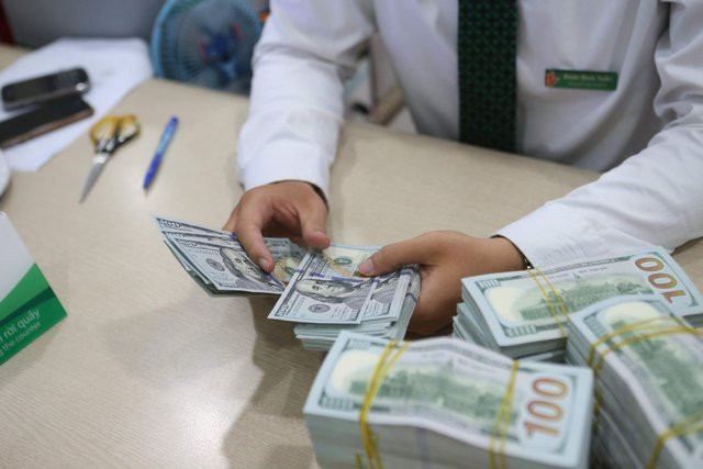 Giá USD ngân hàng lên sát 24.000 đồng