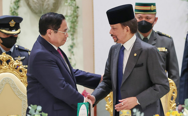 Quốc vương Hassanal Bolkiah nồng nhiệt chào mừng Thủ tướng Phạm Minh Chính