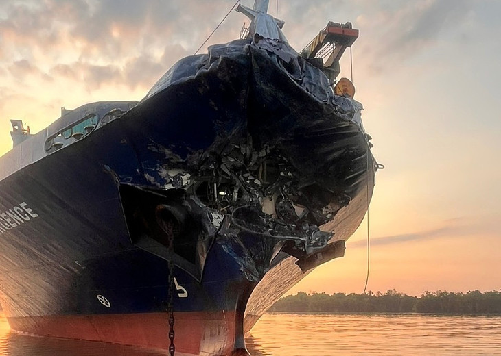 Tàu hàng Resurgence hư hỏng nặng sau tai nạn