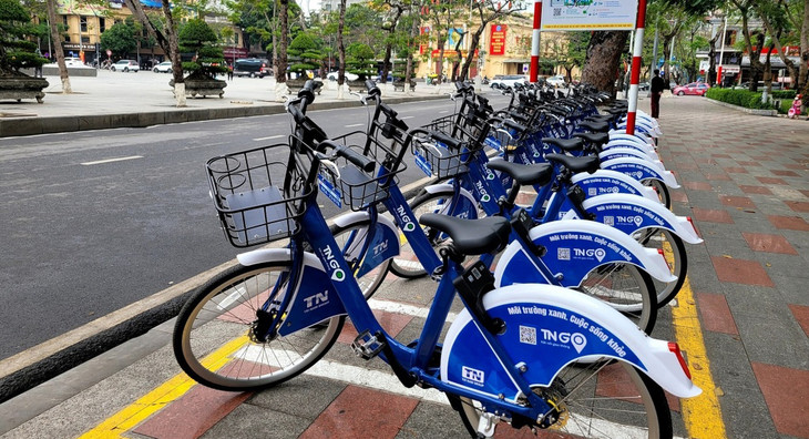 Trạm xe đạp công cộng tại vỉa hè vườn hoa Nguyễn Văn Trỗi, cạnh Nhà hát lớn Thành phố