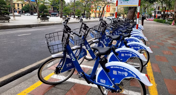 Trạm xe đạp công cộng tại vỉa hè vườn hoa Nguyễn Văn Trỗi, cạnh Nhà hát lớn Thành phố