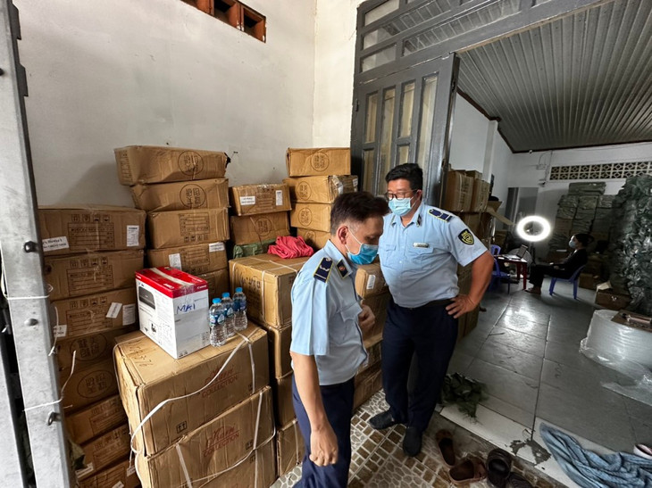 Đội quản lý thị trường số 2 tiến hành thu giữ sản phẩm có dấu hiệu vi phạm