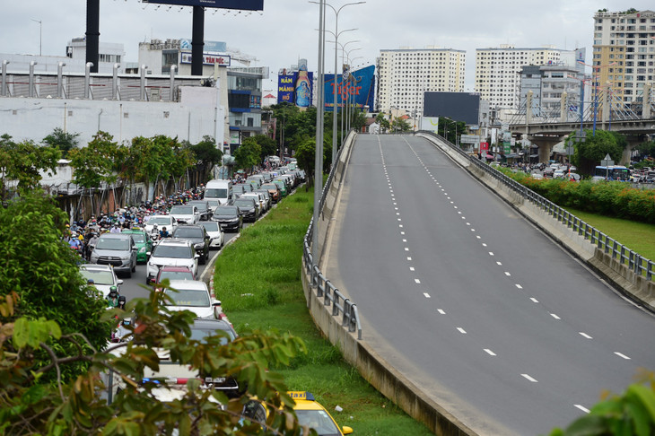 Phương tiện ùn ứ ngày đầu cấm xe qua cầu vượt Nguyễn Hữu Cảnh