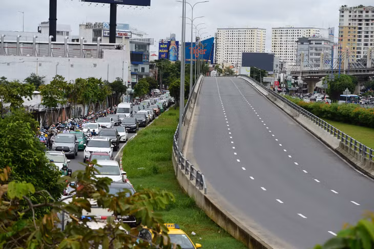 Phương tiện ùn ứ ngày đầu cấm xe qua cầu vượt Nguyễn Hữu Cảnh