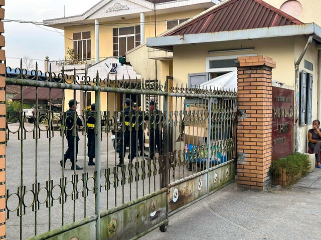 Nhiều cán bộ công an có mặt tại Trung tâm Đăng kiểm xe cơ giới 75.01S Nhiều cán bộ công an có mặt tại Trung tâm Đăng kiểm xe cơ giới 75.01S