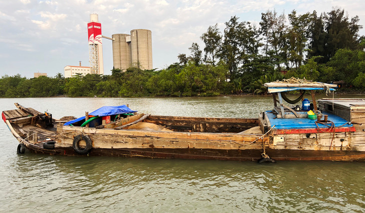 Chiếc ghe chở hàng chục m3 cát hút trộm trên sông Đồng Nai