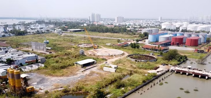 Cảnh hoang tàn bên trong Tổng kho xăng dầu Phú Xuân - Nhà Bè