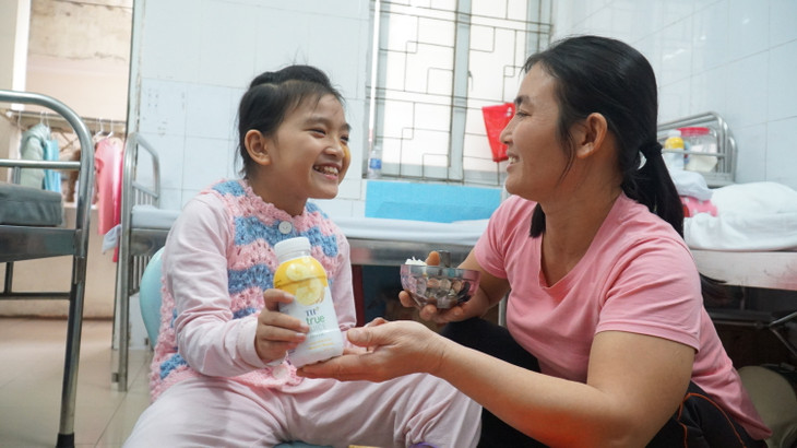 Bệnh nhi tại Bệnh viện Châm cứu trung ương nhận những món quà sức khỏe từ chương trình