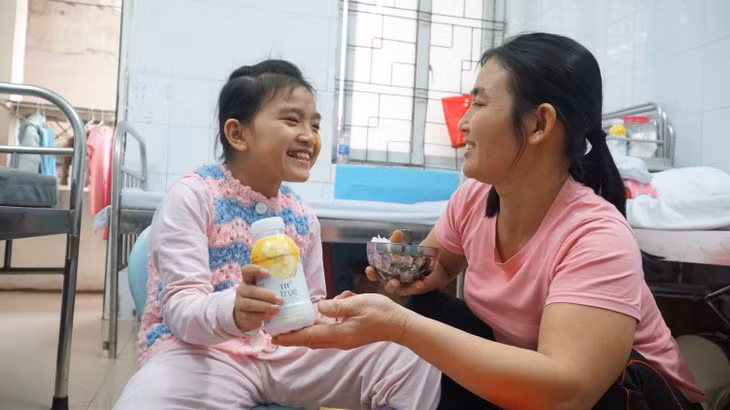 Bệnh nhi tại Bệnh viện Châm cứu trung ương nhận những món quà sức khỏe từ chương trình