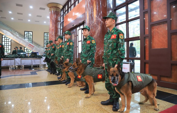 Đội chó nghiệp vụ tìm kiếm cứu nạn thuộc Bộ Tư lệnh Bộ đội Biên phòng với 9 huấn luyện viên và chỉ huy, 6 chó nghiệp vụ tham gia cứu hộ tại Thổ Nhĩ Kỳ