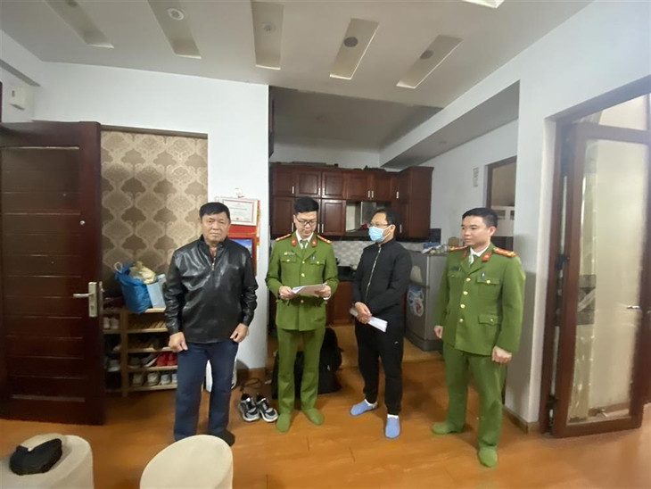 Tống đạt quyết định khám xét khẩn cấp tại Công ty Alpha.