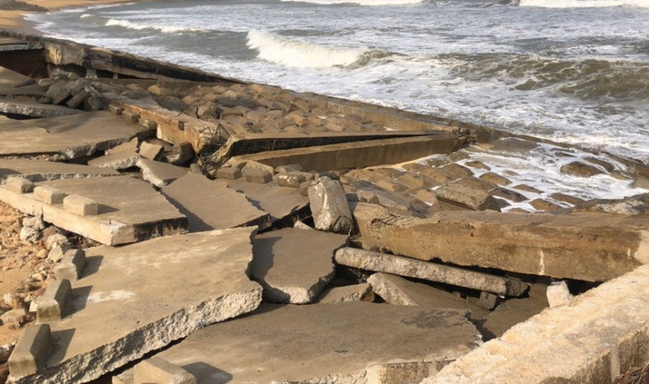 Triều cường gây sạt lở nặng nề ở bờ biển Đức Phổ