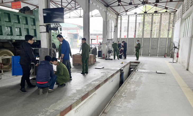 Cơ quan CSĐT Công an tỉnh Lào Cai thực hiện lệnh khám xét, niêm phong các hồ sơ, tài liệu liên quan.