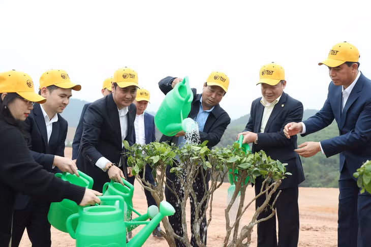 Ông Bùi Văn Quang, Phó Bí thư Tỉnh ủy, Chủ tịch UBND tỉnh Phú Thọ và ông Đỗ Quang Hiển, Chủ tịch Ủy ban Chiến lược Tập đoàn T&amp;T Group cùng các đại biểu tham gia trồng cây tại dự án.
