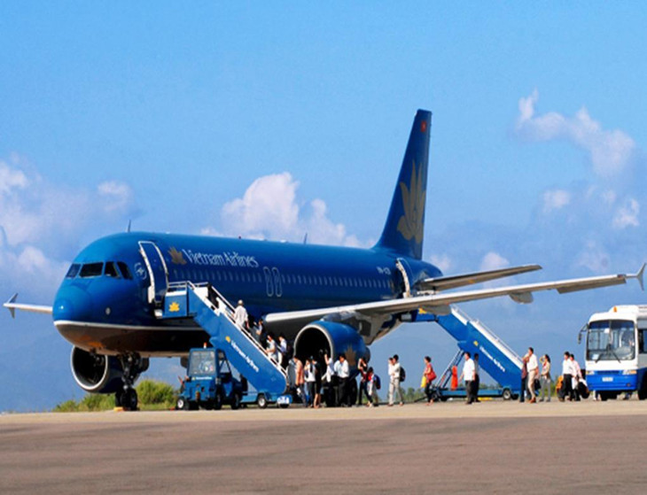 Máy bay đón khách ở sân bay Phù Cát