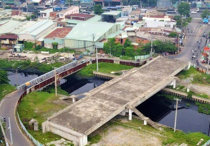 Công trình cầu Tân Kỳ - Tân Quý sau khi dừng thi công từ cuối năm 2018