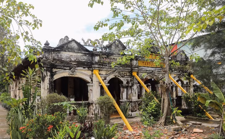 Đình Tân Túc, huyện Bình Chánh bị xuống cấp nghiêm trọng Đình Tân Túc, huyện Bình Chánh bị xuống cấp nghiêm trọng