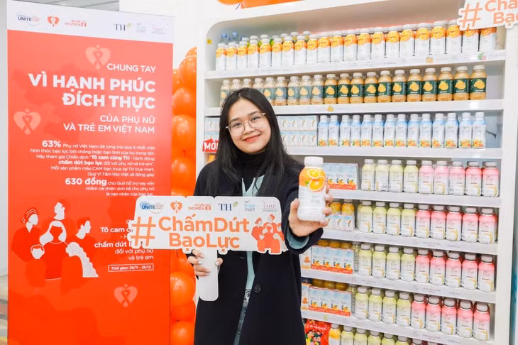 Một bạn trẻ chụp ảnh “check-in” góc cam tại TH true mart số 6 Tràng Tiền - Hà Nội.