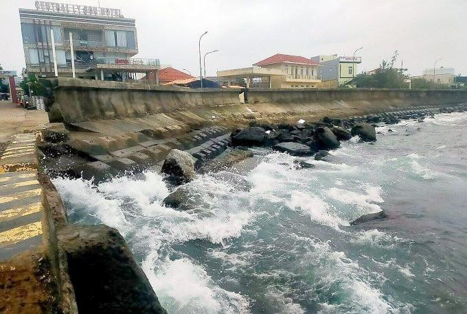 Cầu cảng Lý Sơn vắng người vì không có tàu cập bến