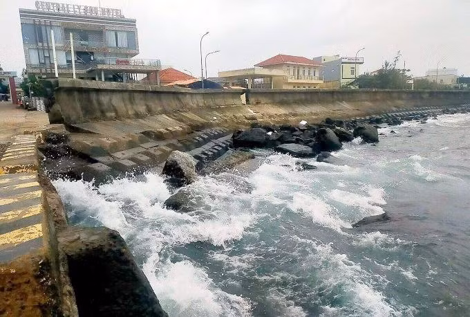 Cầu cảng Lý Sơn vắng người vì không có tàu cập bến