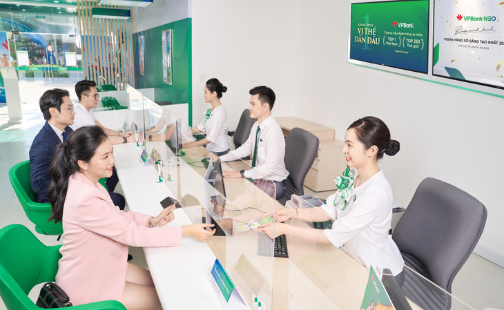 Khách hàng đến giao dịch tại VPBank
