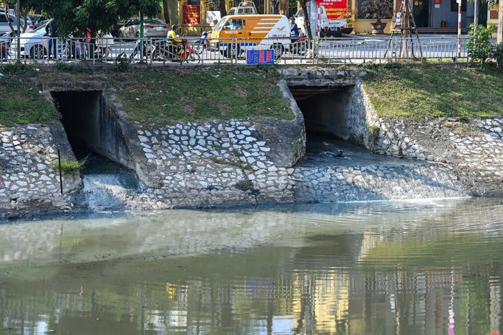 Cống thoát nước chảy thẳng ra sông Tô Lịch tại TP. Hà Nội