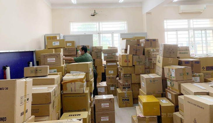 Lực lượng chức năng kiểm đếm số thuốc giả