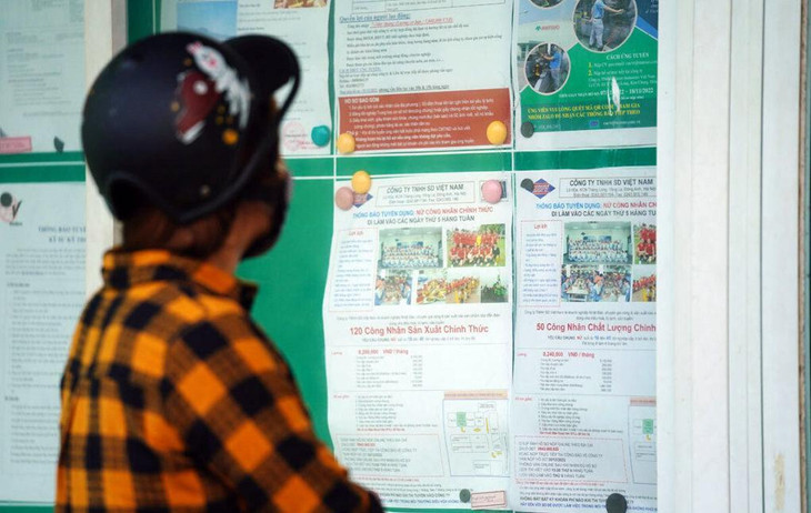 Người lao động tìm việc tại Khu công nghiệp Thăng Long (Đông Anh, Hà Nội)