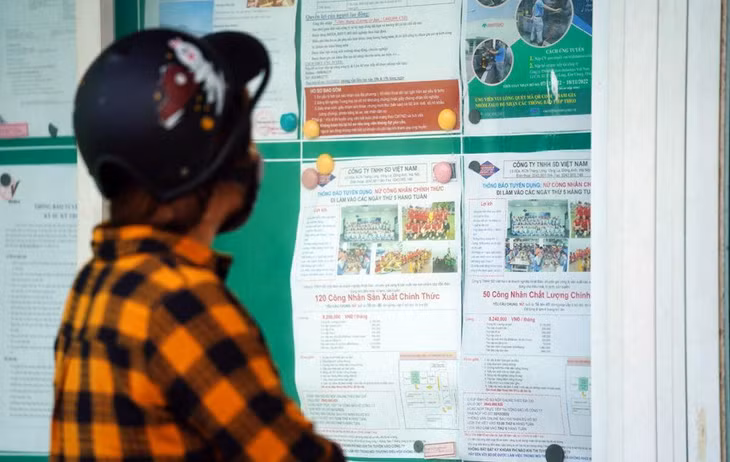 Người lao động tìm việc tại Khu công nghiệp Thăng Long (Đông Anh, Hà Nội)