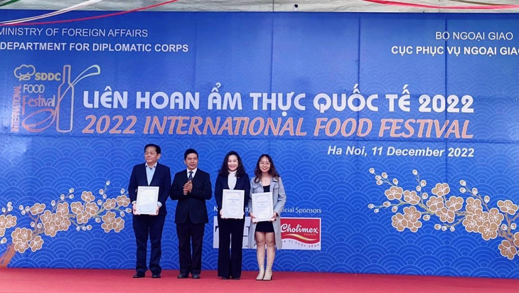 Bà Hoàng Thị Thanh Thủy (thứ 2 từ phải sang), Giám đốc Kinh doanh quốc tế Tập đoàn TH nhận chứng nhận từ BTC Bà Hoàng Thị Thanh Thủy (thứ 2 từ phải sang), Giám đốc Kinh doanh quốc tế Tập đoàn TH nhận chứng nhận từ BTC