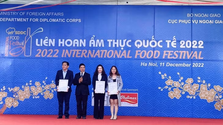 Bà Hoàng Thị Thanh Thủy (thứ 2 từ phải sang), Giám đốc Kinh doanh quốc tế Tập đoàn TH nhận chứng nhận từ BTC