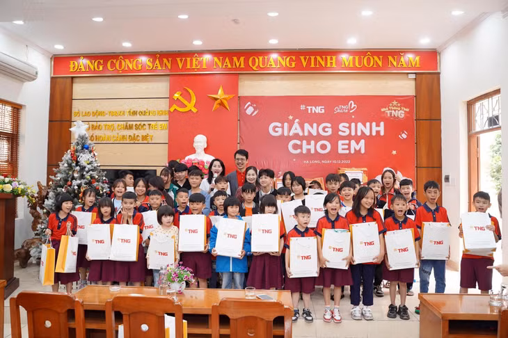 Đại diện Tập đoàn TNG Holdings Vietnam tặng quà cho các em nhỏ.