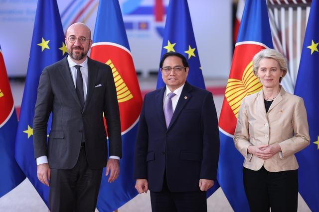Chủ tịch Hội đồng châu Âu Charles Michel (trái) và Chủ tịch Ủy ban châu Âu Ursula Von der Leyen (phải) đón Thủ tướng Phạm Minh Chính. Ảnh: VGP
