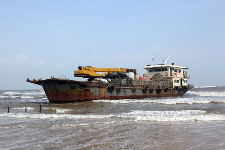 Con tàu sắt dạt vào bờ biển Quảng Trị