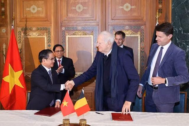 Thủ tướng Phạm Minh Chính và Thủ tướng Alexander De Croo chứng kiến ký kết Ý định thư giữa UBND TP. Cần Thơ và Liên danh Ipei Belgium – Besix – Ice Loft về hợp tác đầu tư dự án Trung tâm liên kết, sản xuất, chế biến, tiêu thụ sản phẩm nông nghiệp vùng Đồng bằng sông Cửu Long và dự án Trung tâm Logistics hạng II tại thành phố Cần Thơ. Ảnh: VGP