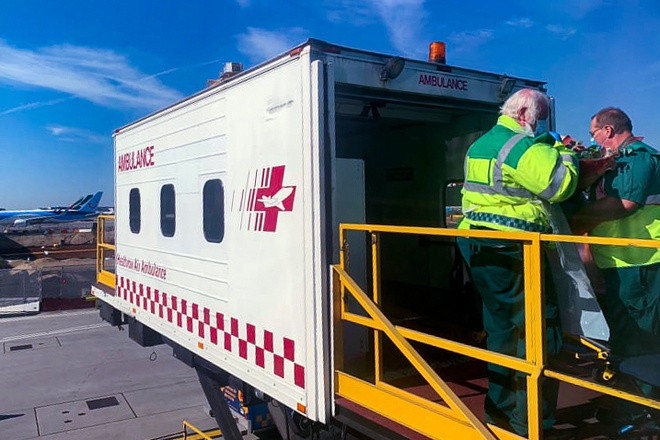 Nam phi công người Anh có sức khỏe ổn định và được chuyển lên xe cấp cứu chuyên dụng sau khi máy bay hạ cánh.