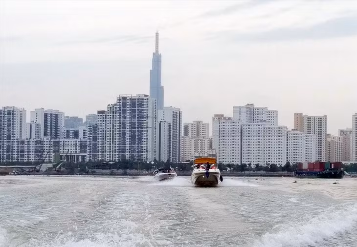 Sông Sài Gòn là một trong những tuyến đường thủy nội địa quan trọng ở TPHCM kết nối với các tỉnh