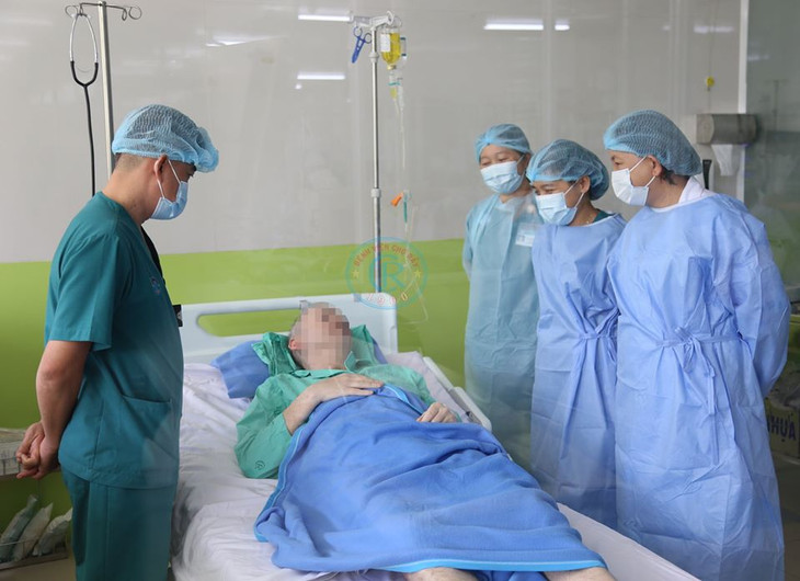 Bệnh nhân nam phi công người Anh trò chuyện cùng lãnh đạo Bệnh viện Chợ Rẫy và các y, bác sĩ trong tổ điều trị