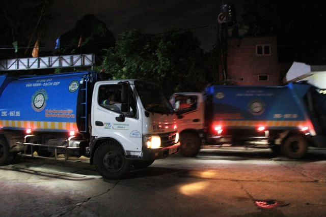 Xe thu gom rác &quot;nườm nượp&quot; đưa rác vào khu xử lý Cầu Diễn, quận Nam Từ Liêm đêm ngày 16/7.