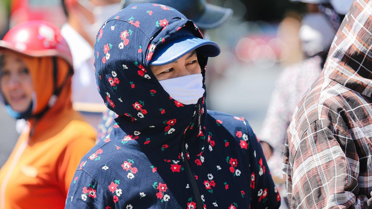 Người dân che chắn kỹ lưỡng để đối phó với nắng nóng gay gắt Người dân che chắn kỹ lưỡng để đối phó với nắng nóng gay gắt