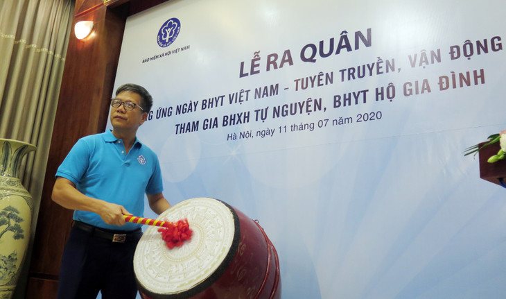 Phó Tổng Giám đốc BHXH Việt Nam Trần Đình Liệu đánh trống phát động ra quân