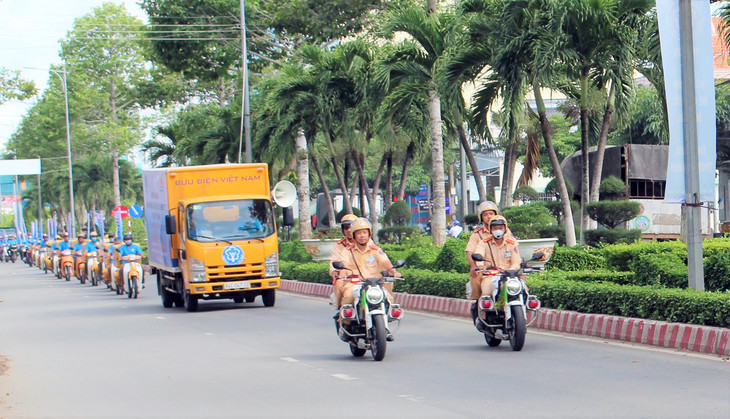 Đoàn diễu hành trên các trục đường chính
