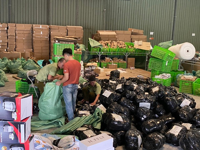 Lực lượng quản lý thị trường kiểm tra kho hàng.